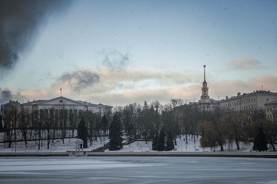 Фото замерзшей реки около площади Победы в Минске. Фото @runfotorun